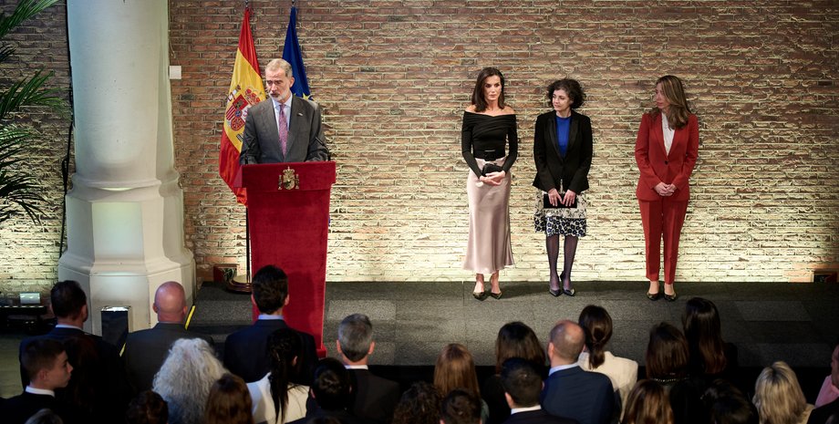 Королева Летиция и король Филипп, королева летиция стиль, нидерланды, атласная юбка, королева испании