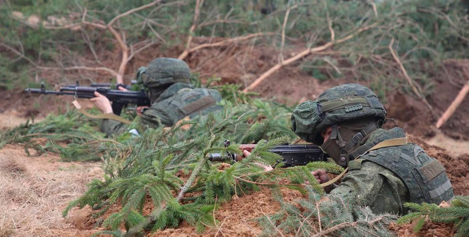 Двоє білоруських військових в окопі