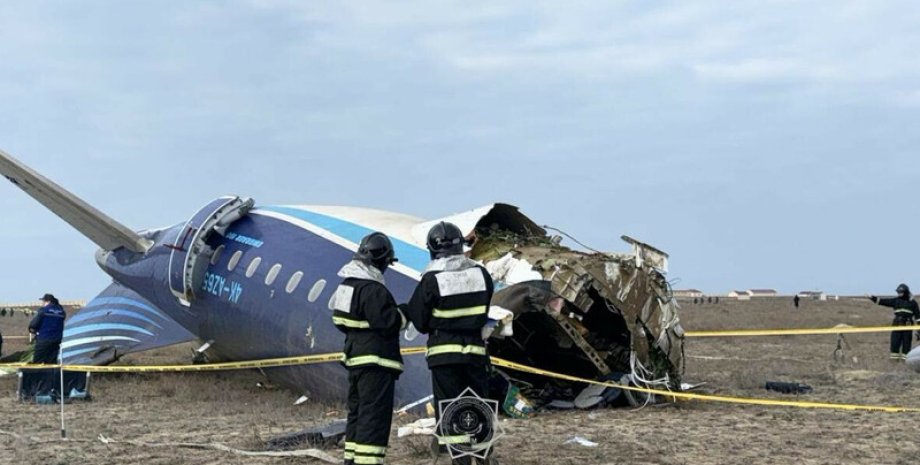 En avion, le revêtement a trouvé des traces de dommages qui laissent les élément...