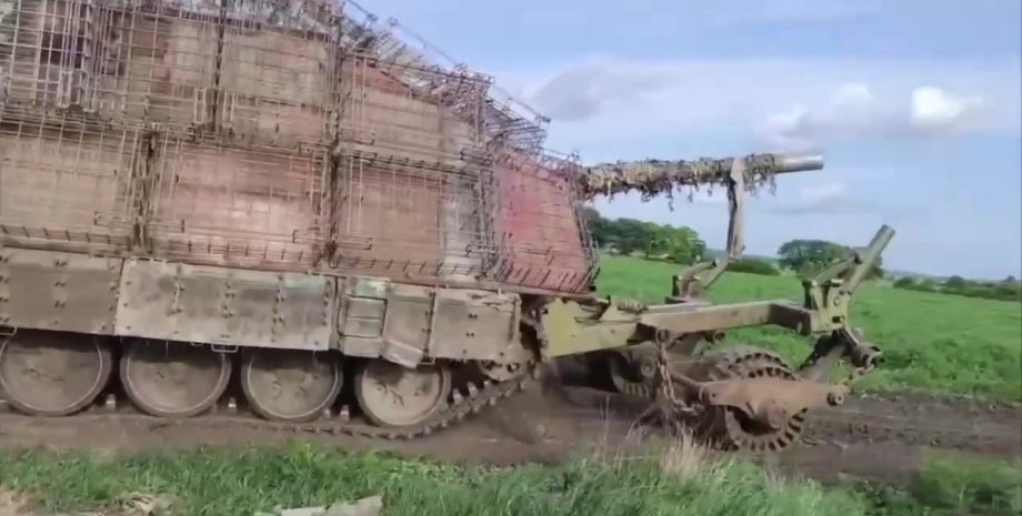 Das Phänomen der Panzerböden ist in der russischen Armee massiver. Die Angriffsm...