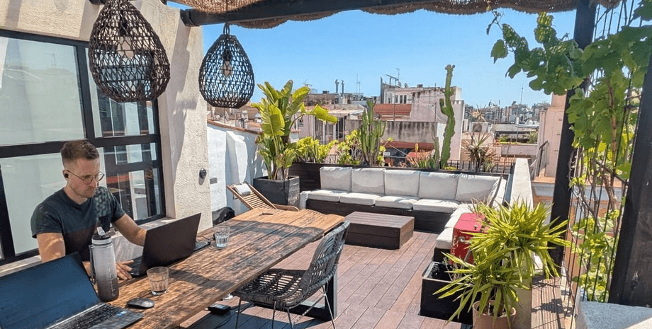 Мужчина продал все и уехал жить у Средиземного моря: он рассказал о преимуществах