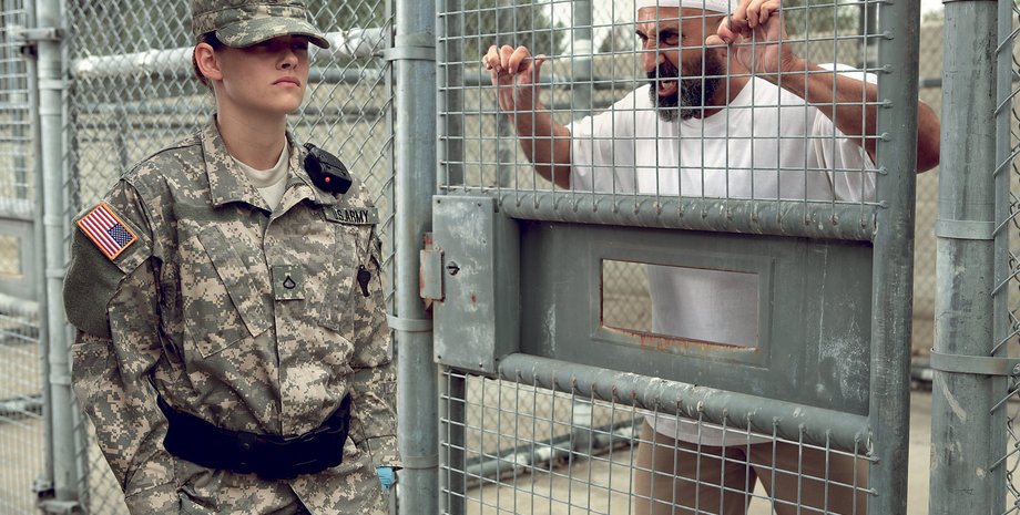 Кадр из фильма "Лагерь X-ray" / Фото: kinopoisk.ru