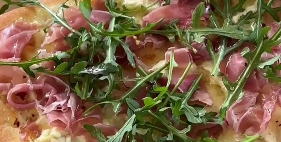 пицца  с риккотой, рукколой и прошутто