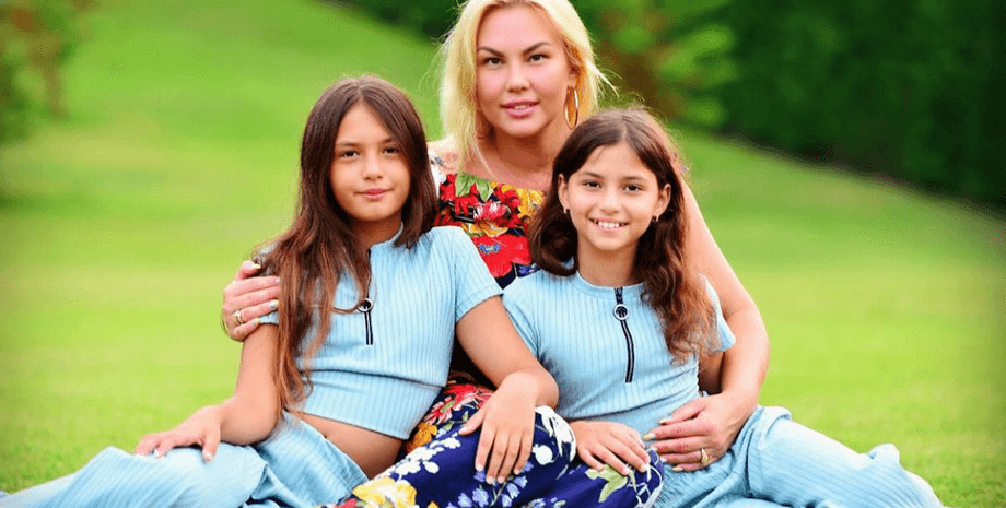 Камалия, дочери, трава