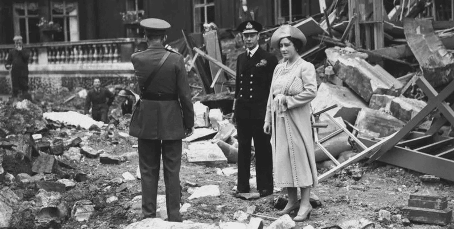 Букінгемський палац, бомбардування Букінгемського палацу, Друга світова війна, королева Єлизавета, каплиця, бліцкриг, скинули 5 бомб