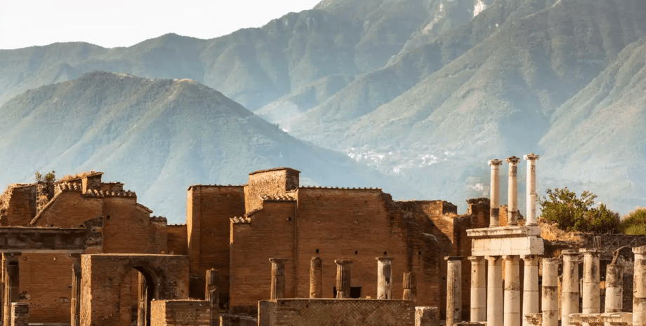 турист в Помпеях украл камни и может получить штраф в 72 тысячи