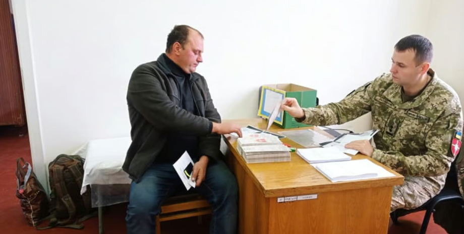 Мужчина обновляет данные в ТЦК Мужчина обновляет данные в ТЦК