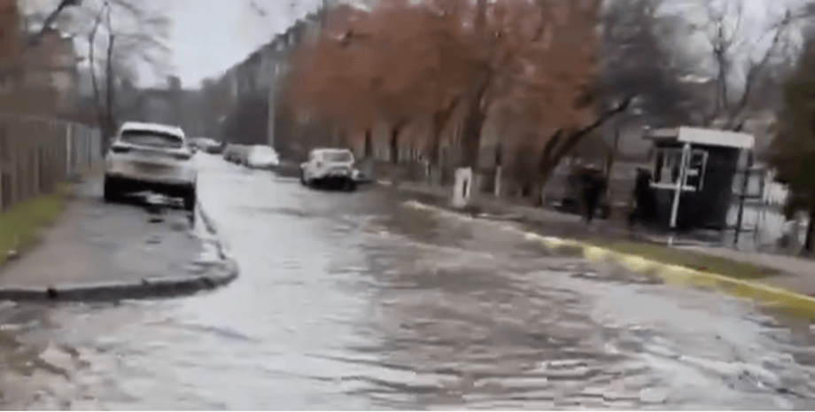 В Киеве прорыв трубы залил бульвар Верховной Рады