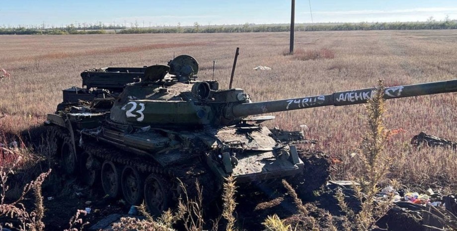 танк Т-62М, покинутый российский танк Т-62М