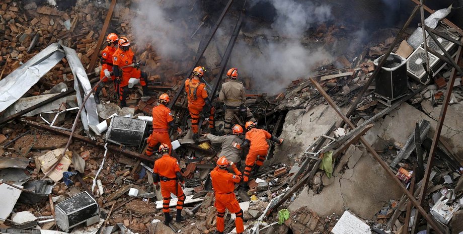 Спасатели на развалинах в Рио-де-Жанейро / Фото: g1.globo.com