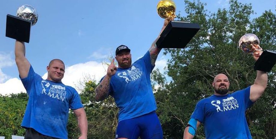 Юлиус Бьернссон (в центре) / Фото: instagram.com/theworldsstrongestman