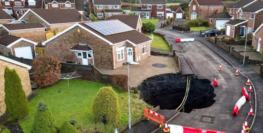 Огромная воронка посреди улицы Огромная воронка посреди улицы, яма в дороге, огромная дыра в дороге, эвакуация местных жителей, дома может поглотить воронка