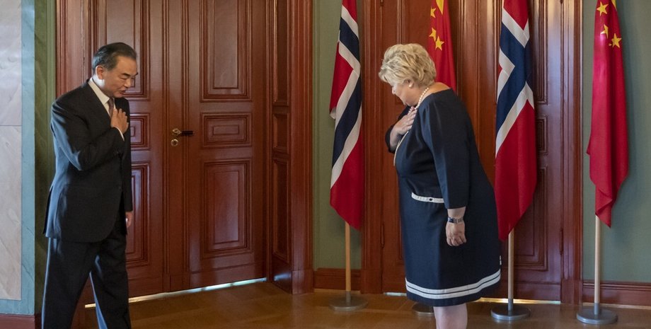 Встреча главы МИД КНР Ван И с главой МИД Норвегии Ине Эриксен Серейдес/Фото: South China Morning Post