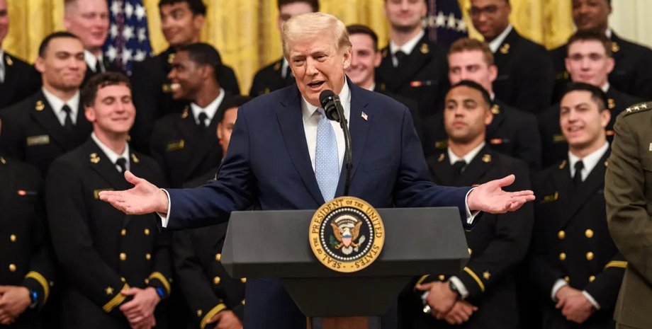 дональд трамп в окружении военных трамп и военные