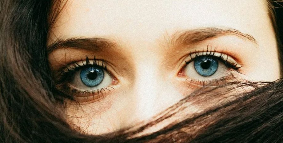 голубые глаза
