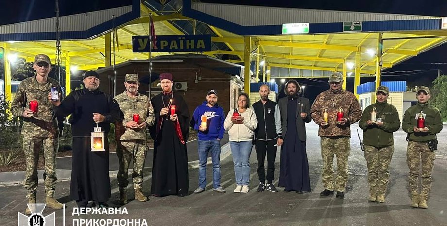 священники, військові, скаути