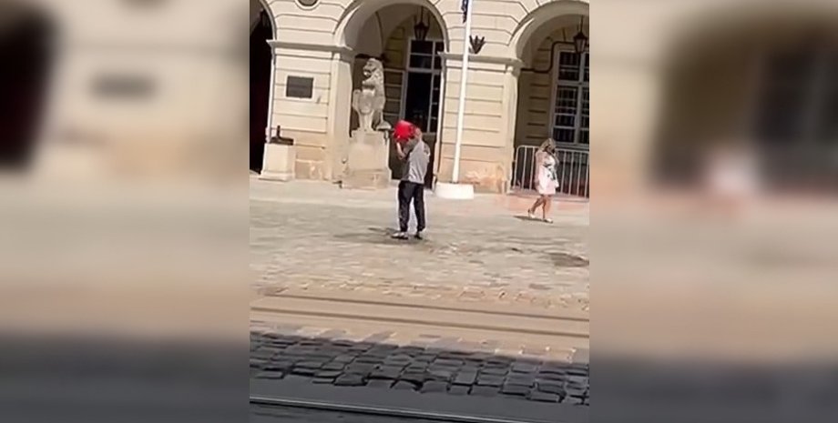 Мужчина с канистрой, Львов самоподжог, Львов 16 июля, Львов инцидент, Львов акция протеста, Львов мужчина бензин