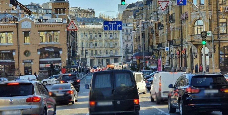 движение транспорта центр киева днем