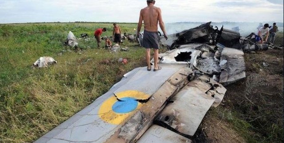 Местные жители извлекают из упавшего Ан-26 цветмет / mungaz.net
