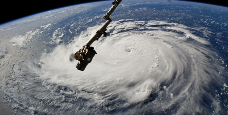 как выглядит ураган из космоса