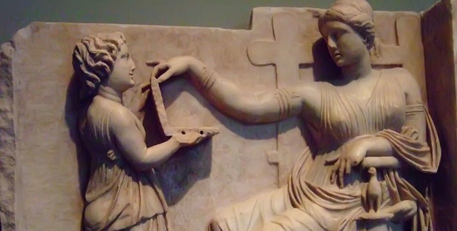 Фрагмент древнегреческой погребальной стелы с женщиной и предметом, который пользователи интернета приняли за ноутбук