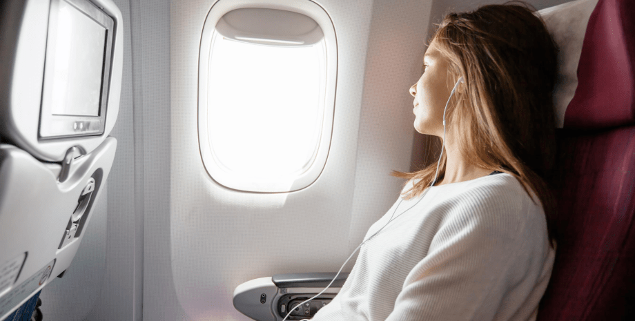 Жінка в літаку Жінка в літаку, літає літаком на роботу, добирається літаком, дешевше ніж винаймати житло, купівля квиток, квиток на літак