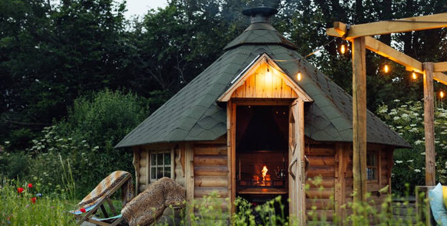 Жінка живе у будинку посеред саду, оселю їй збудували батьки, британка не платить за оренду