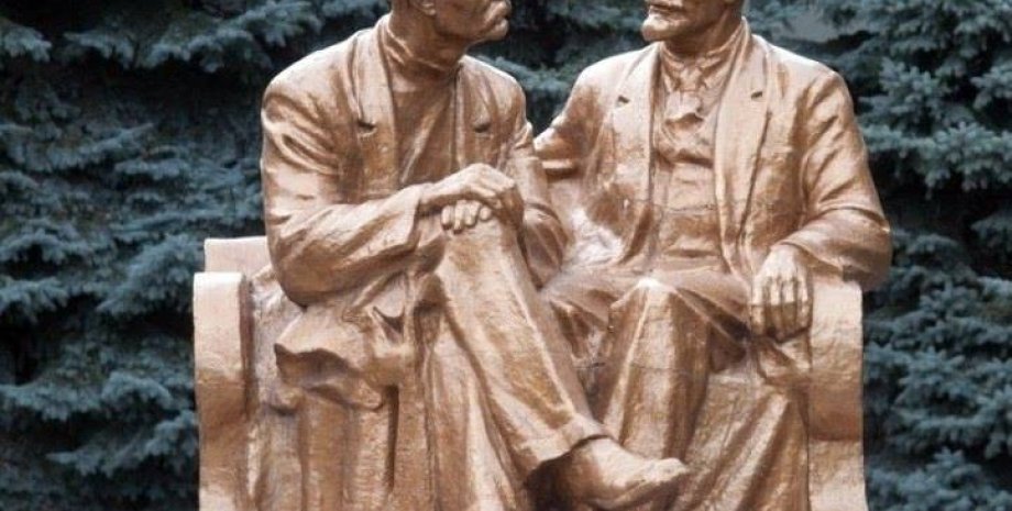 Памятник Владимиру Ленину в компании Максимом Горьким / Фото:
