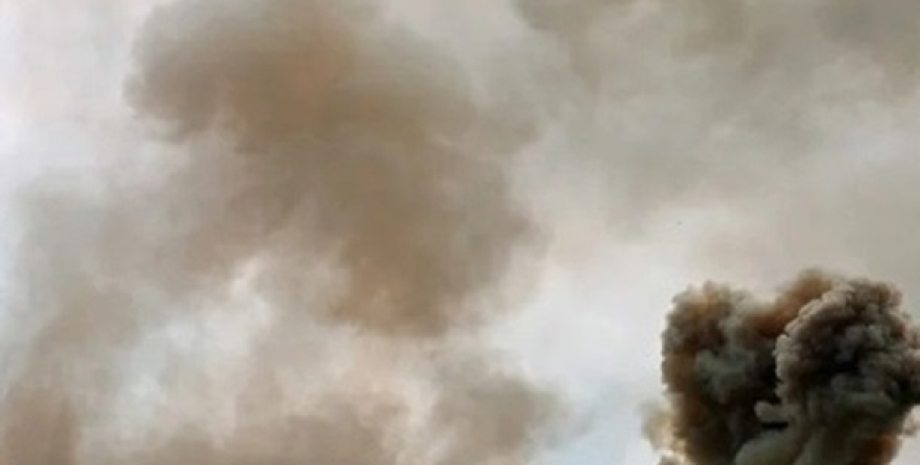 Дым, взрыв, военный аэродром, Россия, Санкт-Петербург, РФ