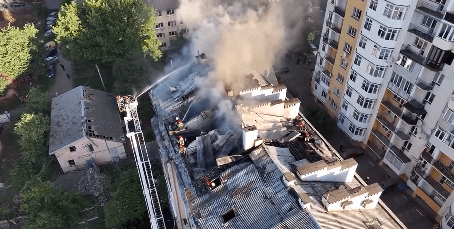 Львов, дом, пожар, обстрел, разрушения, война в Украине