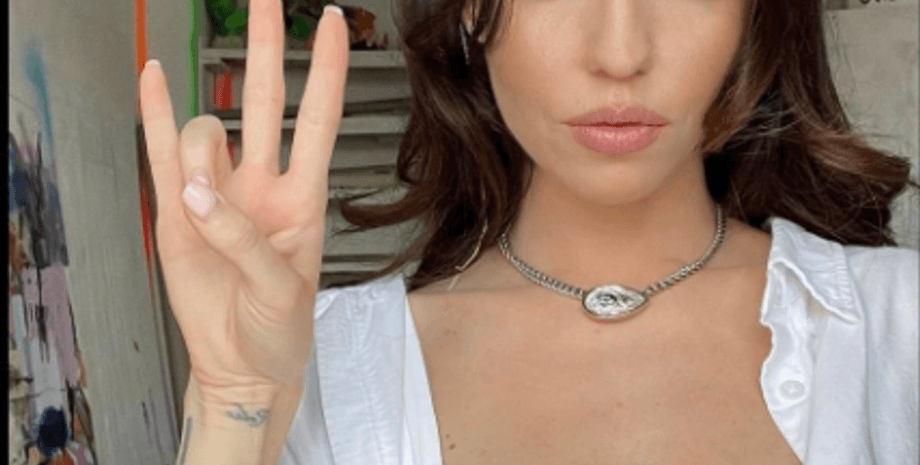 надежда дорогофеева, скандал с трезубцем, флешмоб ко дню независимости, банда агентство, новый жест трезубца