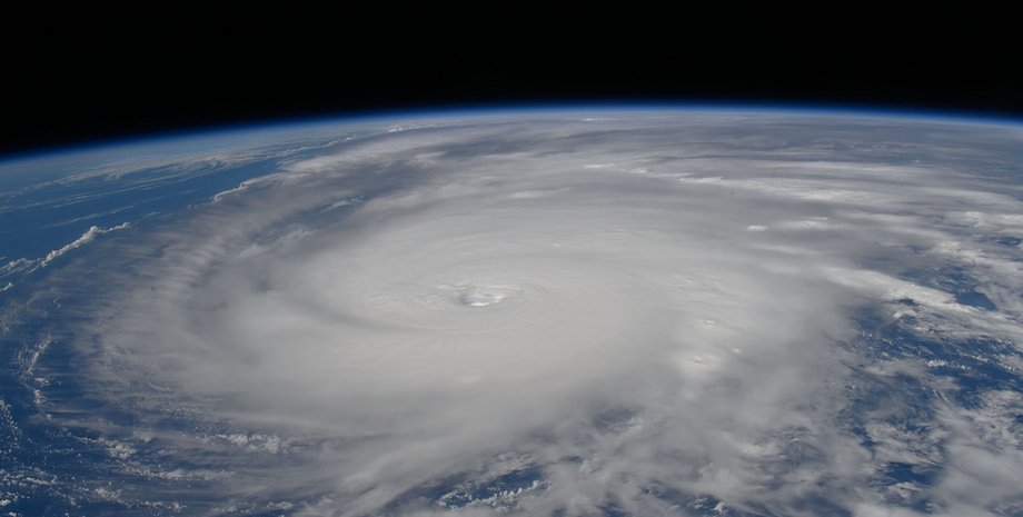 Вид на тайфун Рагаса зі станції МКС