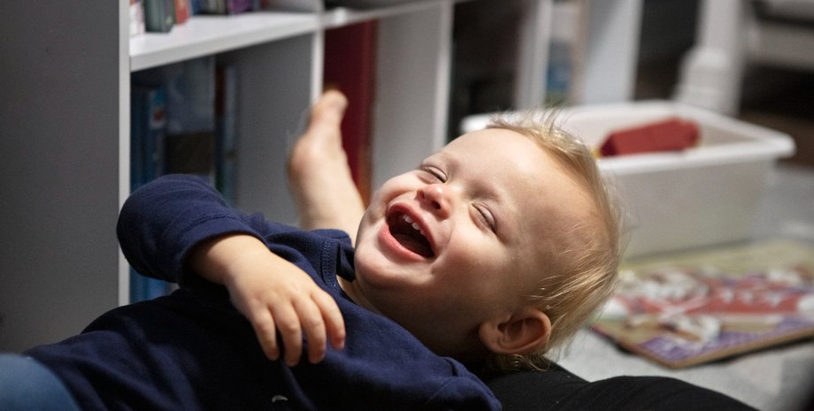 Мама теж сміялася: малюк підірвав мережу "заразливим" реготом з кожної репліки тата (відео)