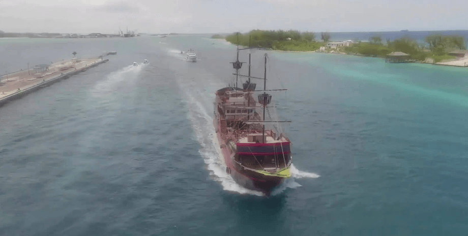 Круизный лайнер, корабль, судно, спрыгнул в воду, спрыгнул с корабля, исчез в воде,