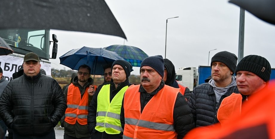 Водители, перевозчики, фуры, очереди, грузовики, голодовка, Польша, Украина, фото