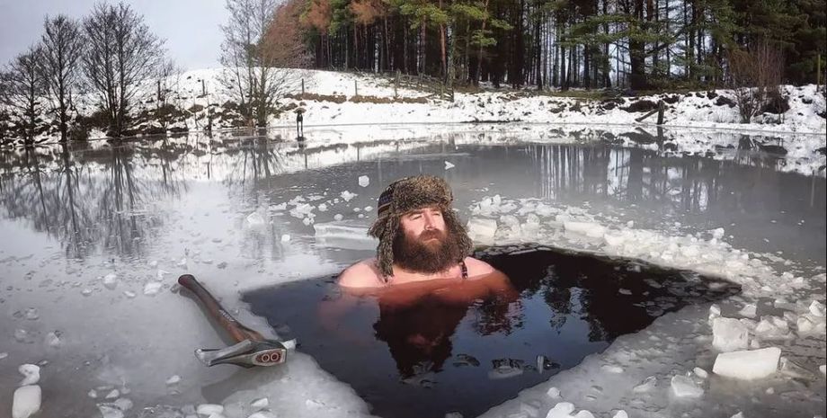 купание в ледяной воде, окунание в прорубь