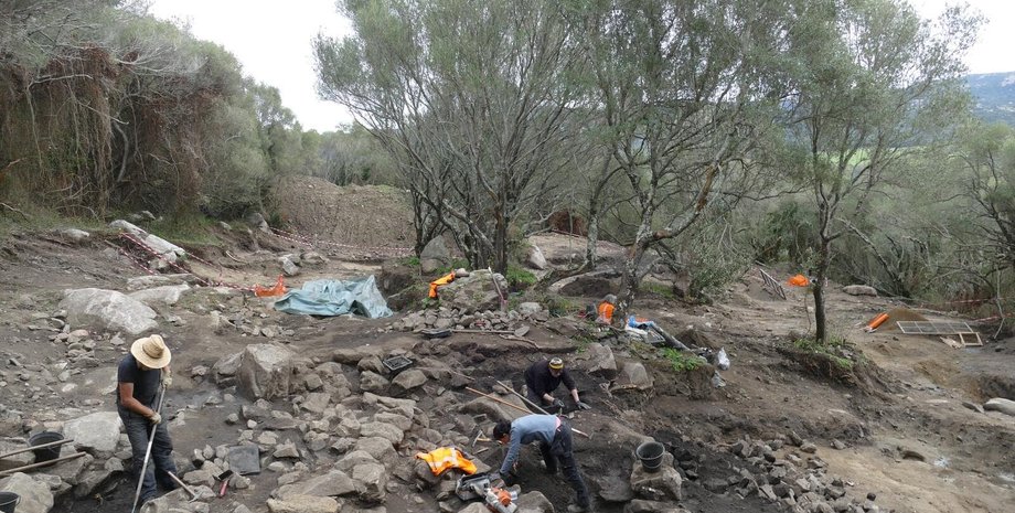 Археологи, неолитическая стоянка, Корсика, поселение, обсидиан, металлические артефакты, металлургия, древние орудия труда, раскопки, террасные системы, древние люди