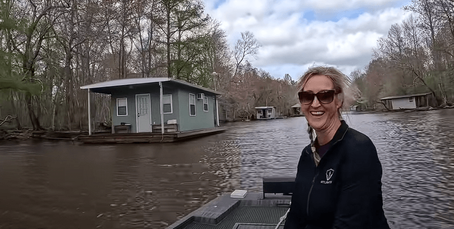 Подружжя переїхало з міста в будинок на болоті, будинок на воді, будинок на болоті, навколо алігатори, далеко від цивілізації, немає ресторанів