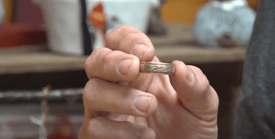 Найденное и возвращенное владельцу спустя 15 лет обручальное кольцо