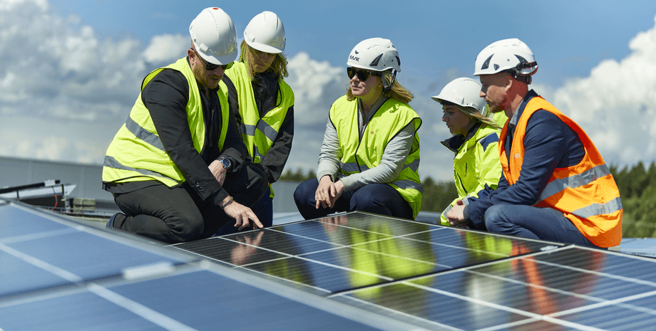 Співробітники Soltech Energy із сонячними панелями