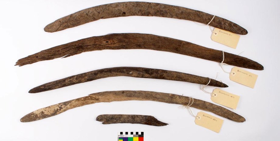 древние бумеранги, стол, снимок