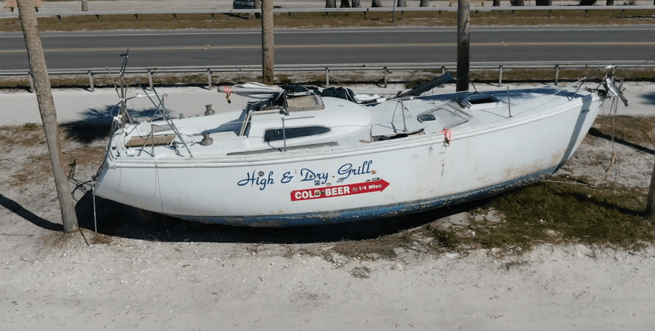 Парусник Shenanigans, лодка, лодка-призрак, судно, корабль, лодку выбросило на берег, огромный штраф, проданная лодка, предыдущий владелец, ураган выбросил лодку