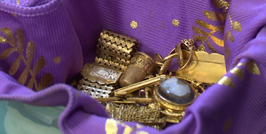 Сокровище нашли под стеной строители из Франции, какие золотые украшения были внутри, как они там оказались