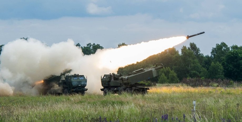 Стрельба из ракетного комплекса HIMARS, поставки американского оружия в Украину