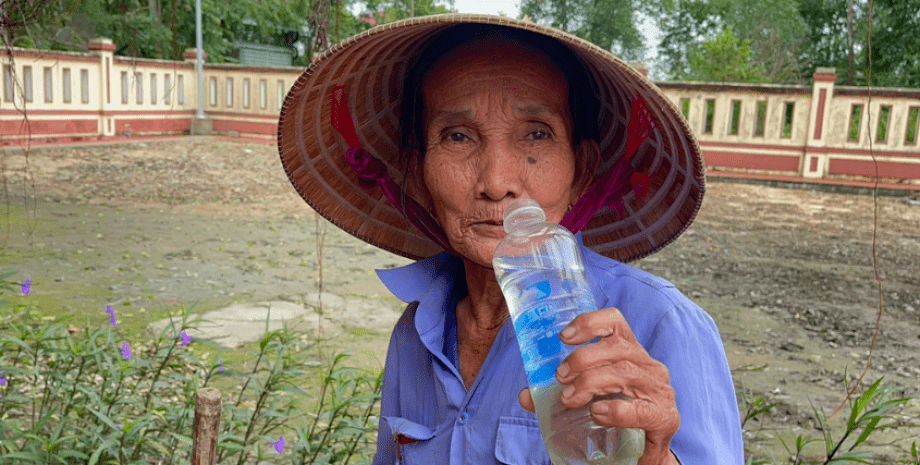 жінка, пляшка води, В'єтнам
