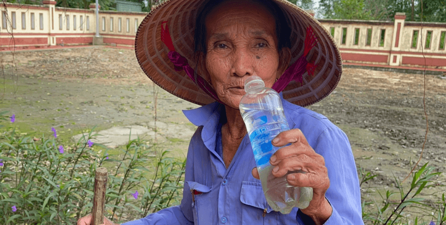 жінка, пляшка води, В'єтнам