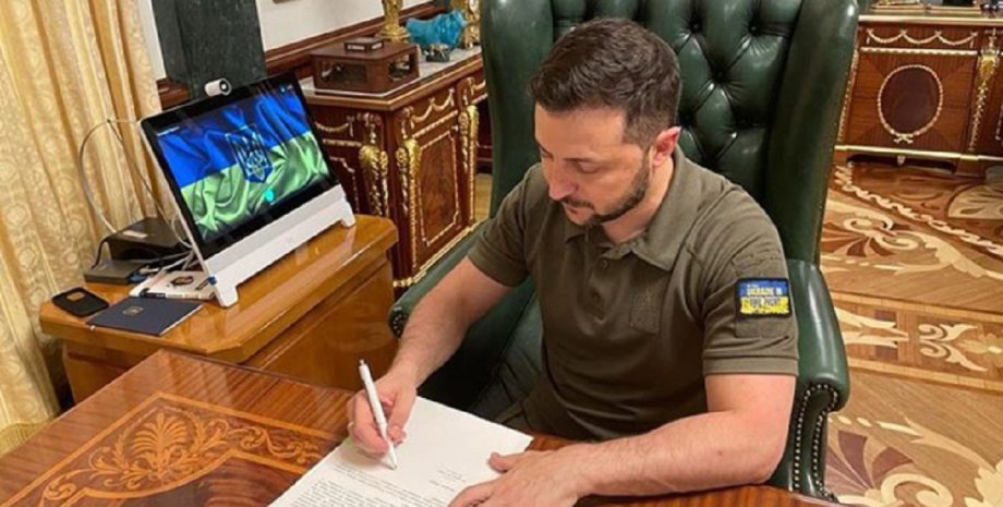 Президент Украины Владимир Зеленский, зеленский подписал, зеленский подписал указ, зеленский подписывает указ
