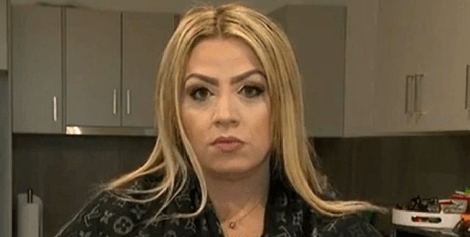 Женщина с ноутбуком, девушка с ноутбуком, удаленная работа, работа на дому, увольнение, технология подсчета нажатий клавиш