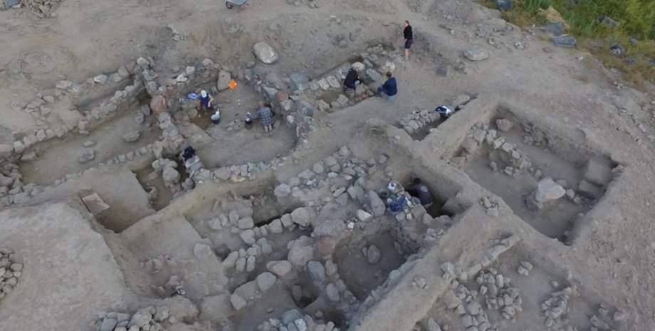 древнее погребение, золотые украшения, бронзовый век, Армения, археология, гробница, раскопки, находка, останки