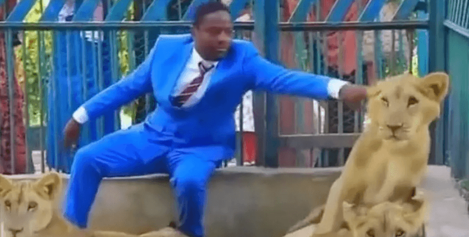 Мужчина в клетке со львами, пастор, проповедник, смотритель зоопарка, божественная защита, прихожане, вирусное видео
